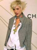 elegant-celebrity-blonde-agynes-deyn-is-very-very-proud-of-her-hair-style