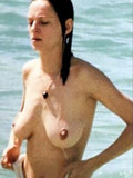 uma-thurman-paparazzi-shots-as-she-s-naked-and-topless-on-the-beach-showing-her-juicy-tits