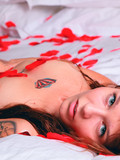 this-tight-bodied-nude-brunette-loves-snow-white-bed-sheet-and-bright-red-flowers