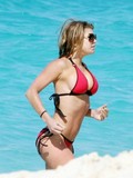 big-breasted-30-plus-singer-fergie-looks-amazingly-sexy-in-tight-bikini